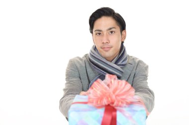 Hediyeyle gülümseyen adam.