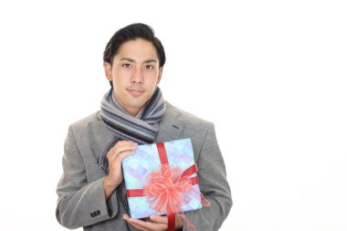 Hediyeyle gülümseyen adam.