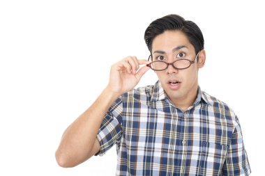 Şaşırmış Asyalı adam beyaz arka planda izole edilmiş.