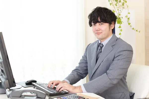 Empresário Asiático Trabalhando Seu Escritório Usando Computador — Fotografia de Stock