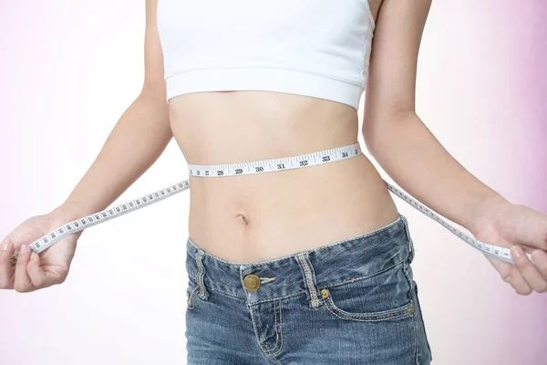 Vrouw Die Het Meten Van Haar Taille — Stockfoto