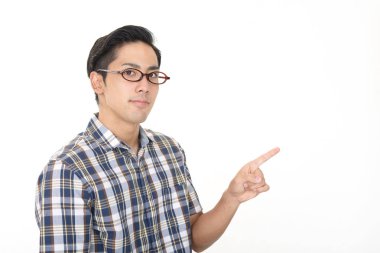 Asyalı adam parmağıyla işaret ediyor.