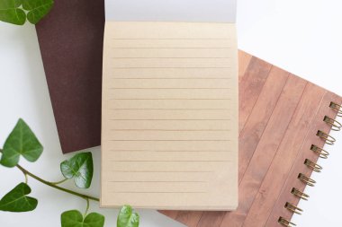 Masadaki not defteri ve dizüstü bilgisayarlar