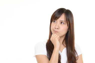 Beyaz arka plan üzerinde izole memnun Asyalı kadın