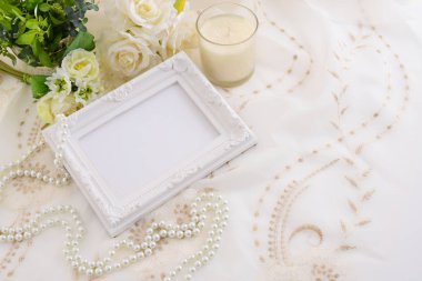 Resim çerçevesi ve inci kolye