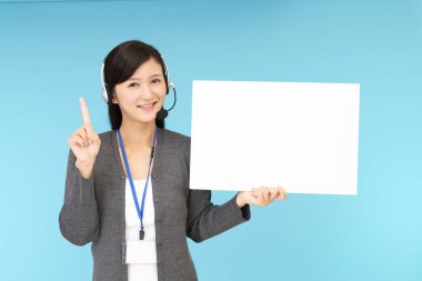 Çağrı merkezi operatörü bir beyaz tahta ile gülümseyen