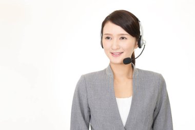 gülümseyen çağrı merkezi operatörü