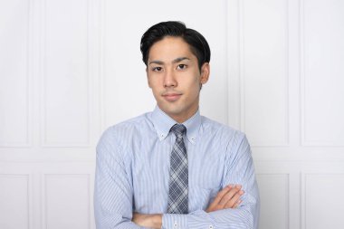 Asyalı işadamı kollarını kavuşturdu.