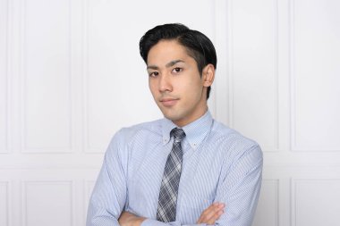 Asyalı işadamı kollarını kavuşturdu.