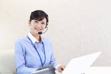 gülümseyen çağrı merkezi operatörü 