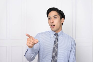 İşadamı parmağıyla işaret ediyor.