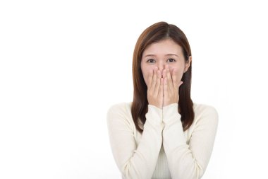 Genç kadın elleriyle ağzını gülüyor