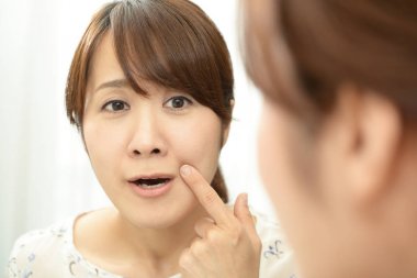 Kırışıklıklar için kontrol kadın