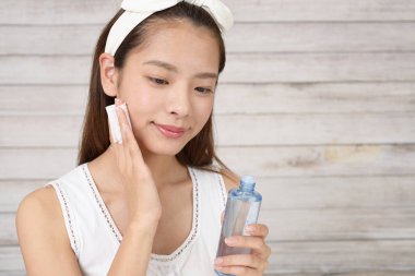 Yüzüne bakan kadın.