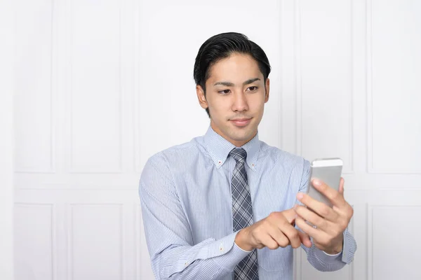 Empresário Olhando Para Telefone Inteligente — Fotografia de Stock