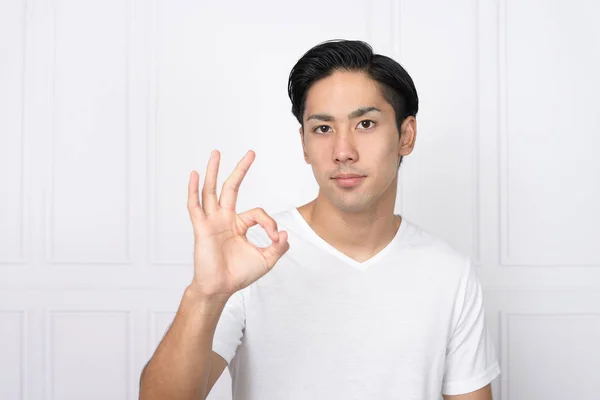 Joven Que Posa Feliz — Foto de Stock