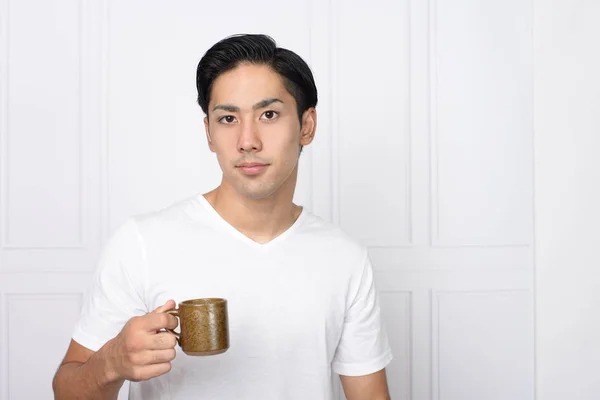Mosolyogva Ázsiai Ember Iszik Kávét — Stock Fotó