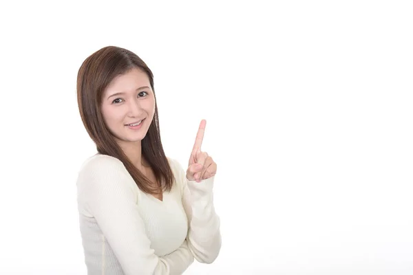 Asyalı Genç Bir Kadın Parmağıyla Işaret Ediyor — Stok fotoğraf