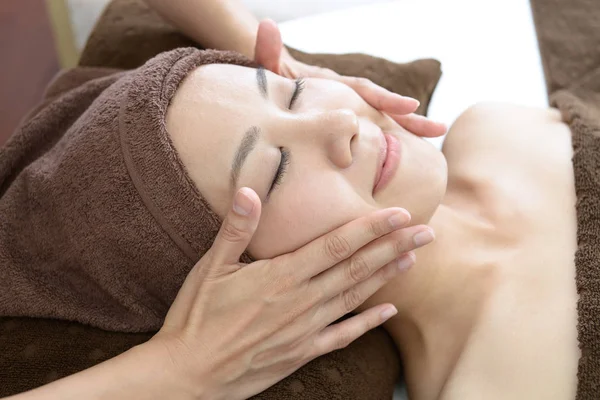 Mujer Recibiendo Masaje Facial — Foto de Stock