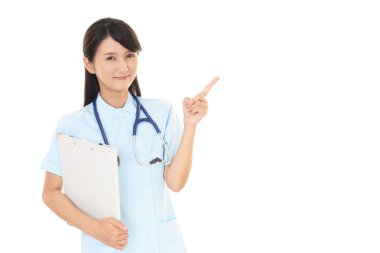 İşaret eden genç kadın hemşire