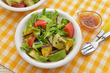 Taze ve sağlıklı sebze salatası.