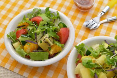 Taze ve sağlıklı sebze salatası.