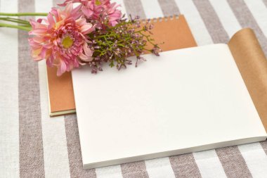 Masanın üzerinde defter yığını