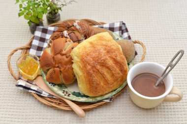 Lezzetli ekmekler ve sıcak çikolata