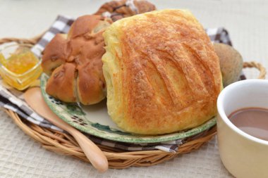 Lezzetli ekmekler ve sıcak çikolata