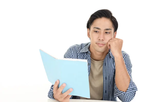 Asiatisk Man Läser Bok — Stockfoto