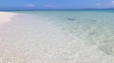 Mavi gökyüzü ve açık Okinawa denizi.