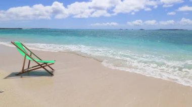 Yaz gökyüzü ve Okinawa 'nın güzel plajı