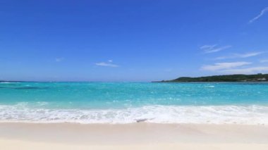 Mavi gökyüzü ve Okinawa Denizi