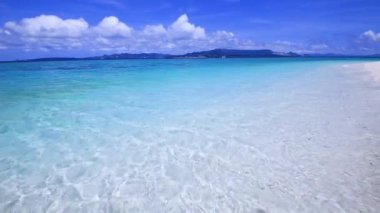 Yaz gökyüzü ve Okinawa 'nın güzel plajı