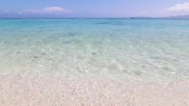 Mavi gökyüzü ve açık Okinawa denizi
