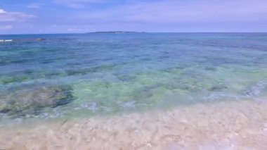 Mavi gökyüzü ve Okinawa Denizi