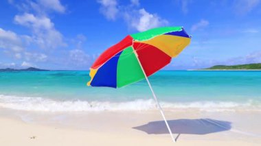 Okinawa 'da güzel bir plajın resmi.