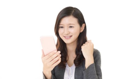 Akıllı telefon kullanan gülümseyen bir kadın.