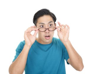 şaşırmış Asyalı genç adam