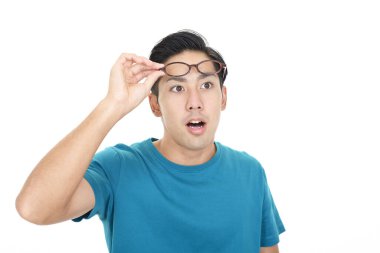 şaşırmış Asyalı genç adam