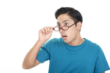 Adam yorgun gözlerle.