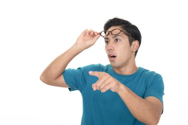 Gözlüklü adam şaşırdı.