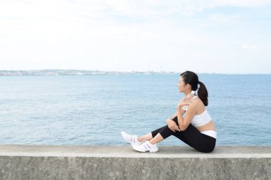 genç kadın plajda germe