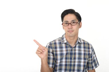 Asyalı adam parmağıyla işaret ediyor.