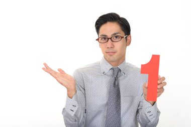 Bir numaralı adam beyaz arkaplanda izole edilmiş.