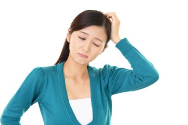 Baş ağrısı çeken bir kadın.