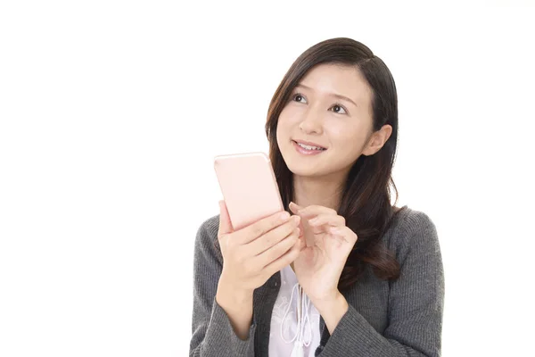 Usmívající Žena Drží Smartphone — Stock fotografie