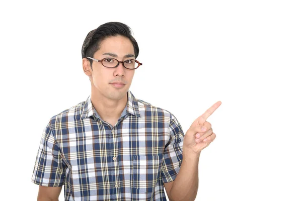 Asyalı Adam Parmağıyla Işaret Ediyor — Stok fotoğraf