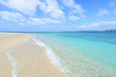 Okinawa 'da güzel bir plajın resmi.