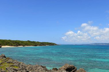 Mavi gökyüzü ve açık Okinawa denizi
